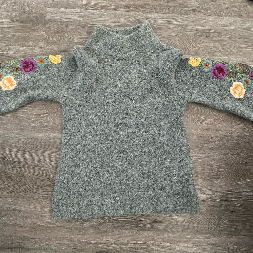 3/4 length sleeve embroidered sweater